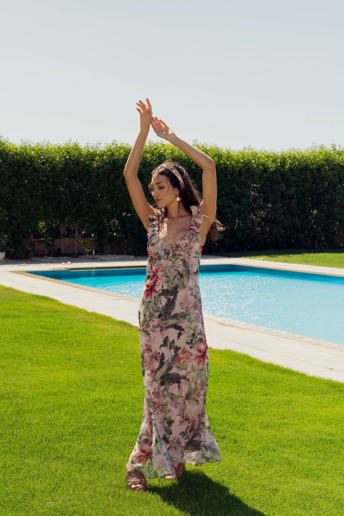 Long dress with floral prints.