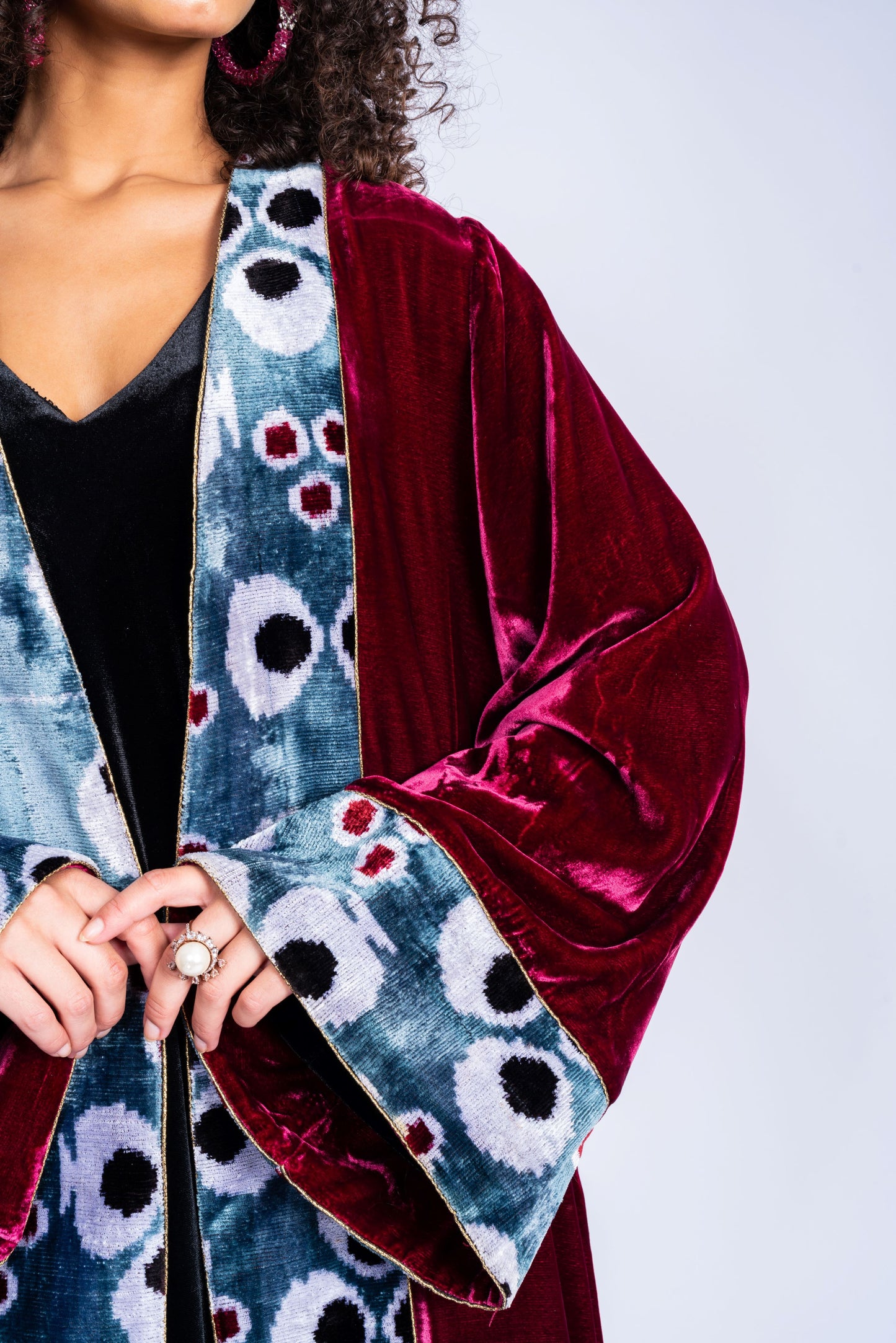 Long coat made of velvet with a distinctive cat fabric.