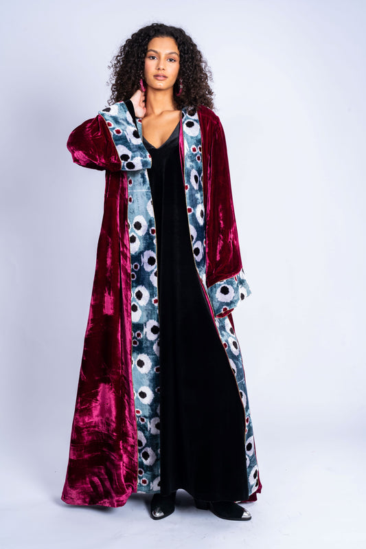 Long coat made of velvet with a distinctive cat fabric.