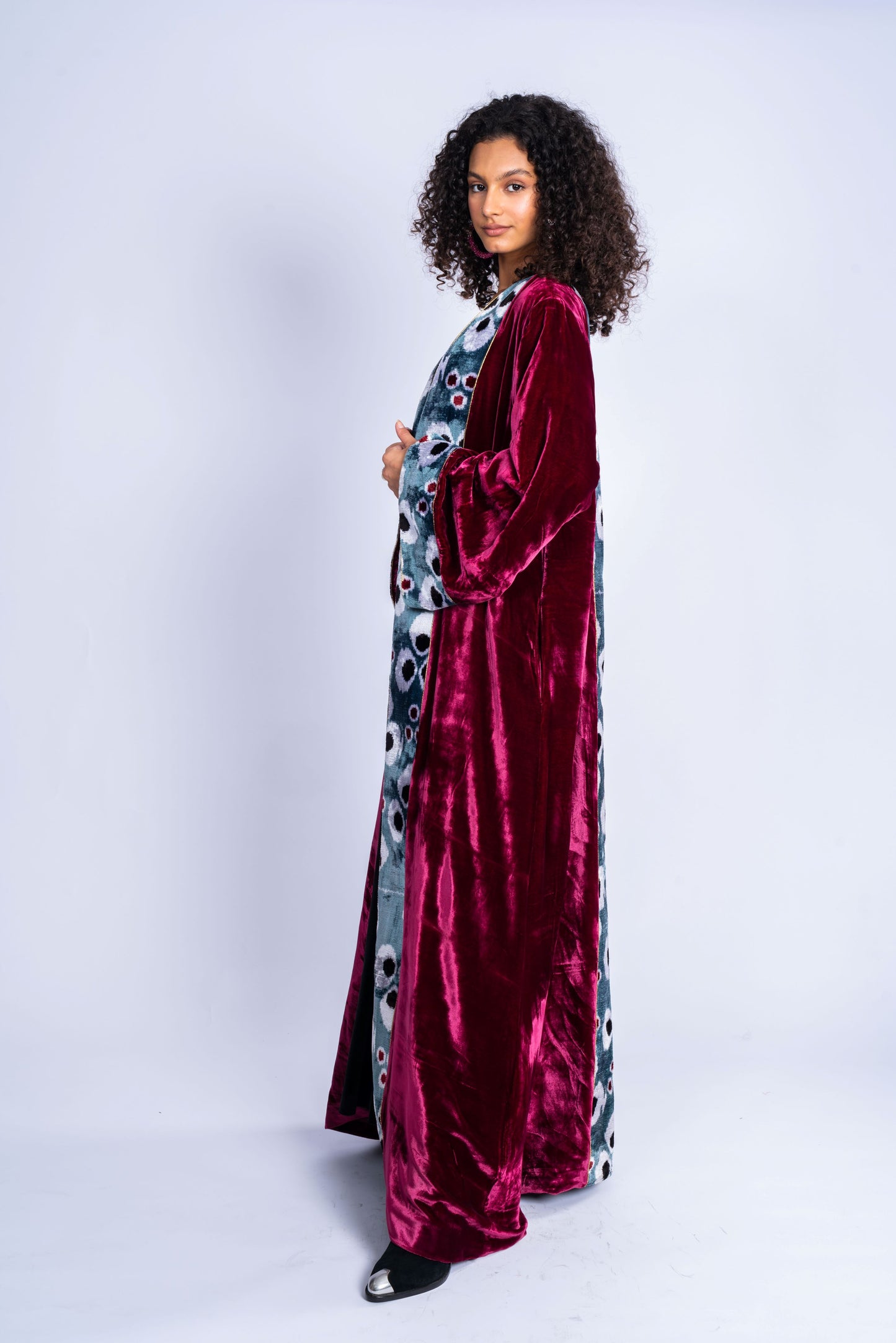 Long coat made of velvet with a distinctive cat fabric.