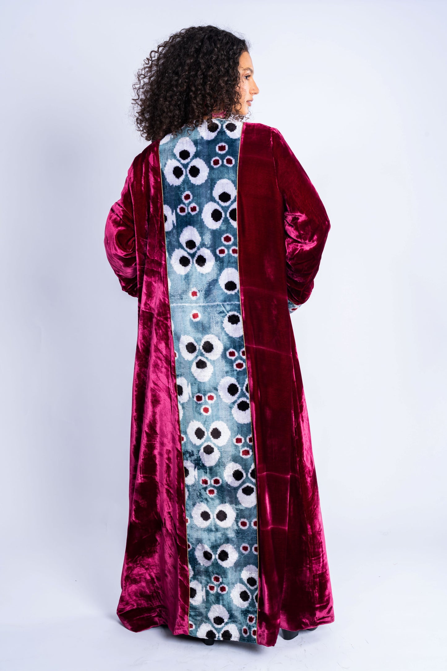 Long coat made of velvet with a distinctive cat fabric.