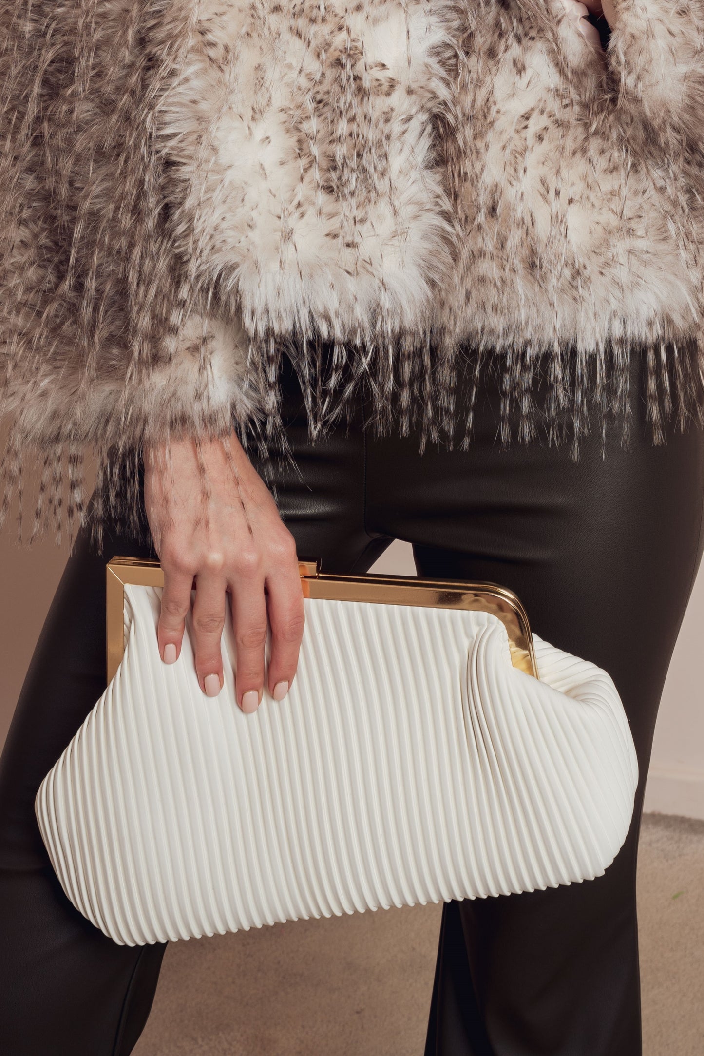 METAL DETAIL CLUTCH