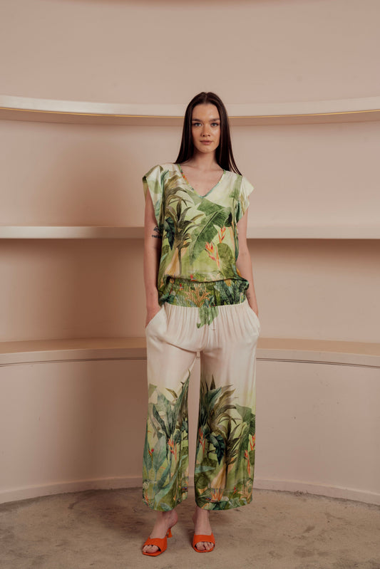 wide-leg trousers with an elastic waistband and botanical print.