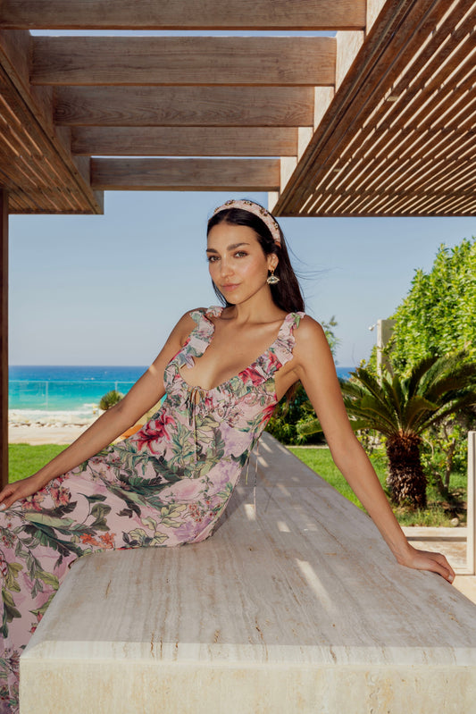 Long dress with floral prints.