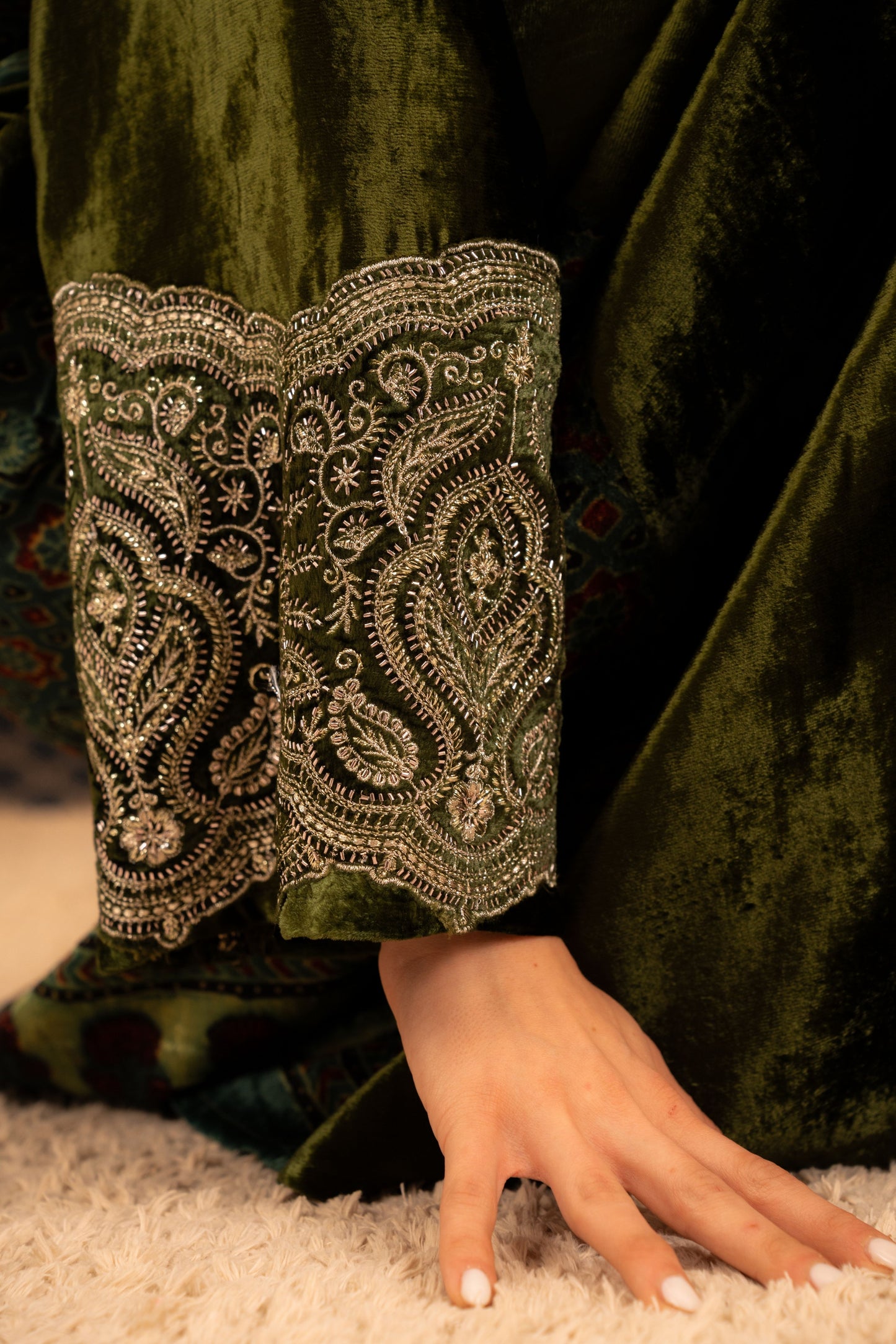Elegant Green Velvet Embroidered Dress – Luxury Oriental Style