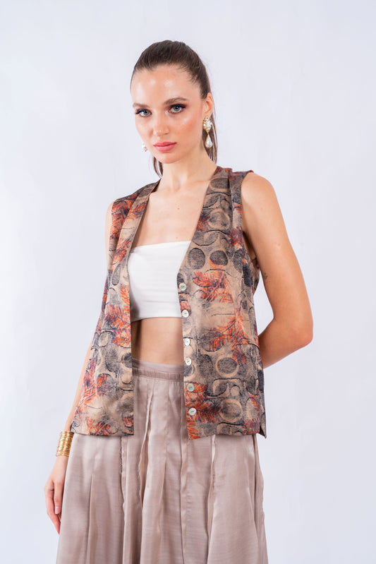 Open waistcoat with contrast embroidered details.